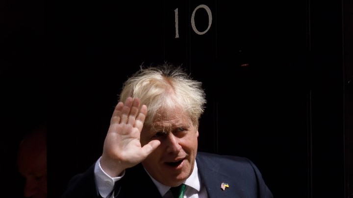 Борис уходит, тори держатся: Британский парламент не смог разогнать правительство