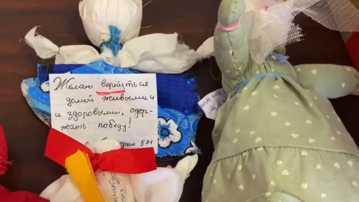 Пусть охраняют: челябинские школьники передали бойцам в зону СВО куклы-обереги