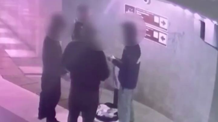 Не понравилось творчество: в Сочи приезжий напал на уличных музыкантов в подземном переходе