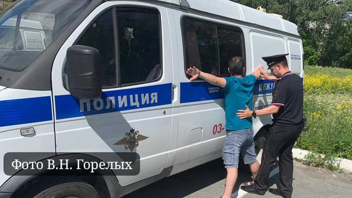 Житель Екатеринбурга, устроивший стрельбу во дворе дома, сам сдался полиции