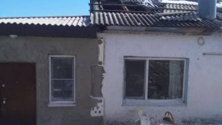 В Новороссийске ветер сдул крышу дома многодетной семьи