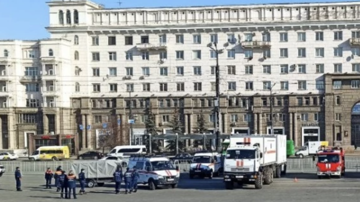 В Челябинске на площади Революции открылась выставка спасательной техники