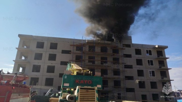 Пожарные потушили пожар в строящейся многоэтажке на Сахалине