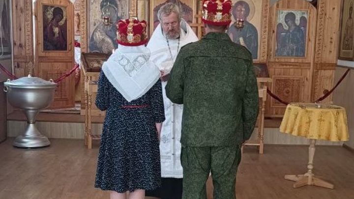 Две пары обвенчались в храме при НВВКУ перед отправкой мобилизованных на СВО