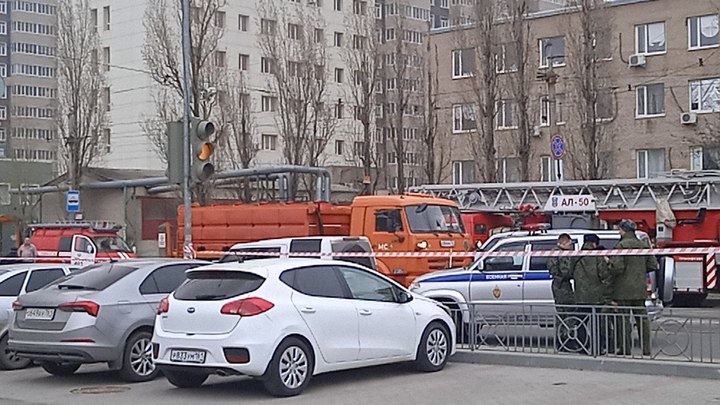 СМИ: Сотрудник пиццерии погиб во время пожара в погрануправлении ФСБ в Ростове
