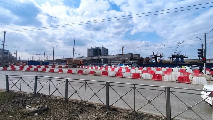 Мэрия Новосибирска запустила опрос о сносе серых заборов вдоль дорог