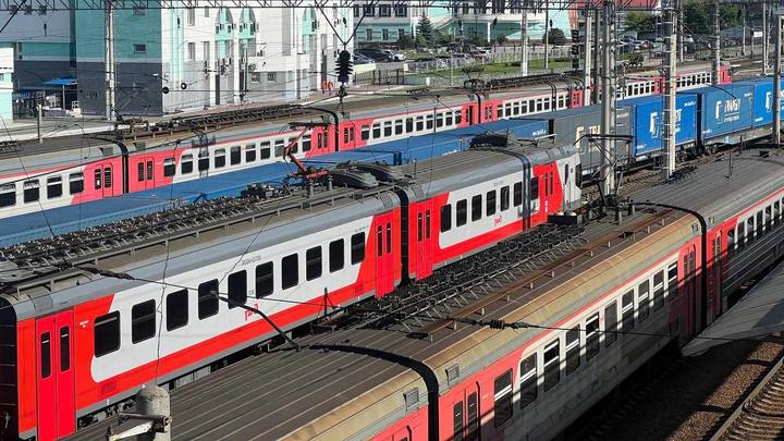 Автомотриса остановила две электрички в час пик в Новосибирске