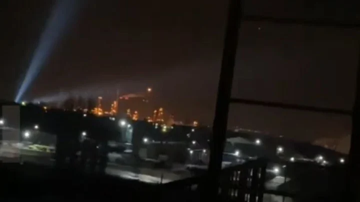 Атака дронов на Саратовскую область: удар по военному аэродрому в Энгельсе, пожар на НПЗ в Саратове, видео
