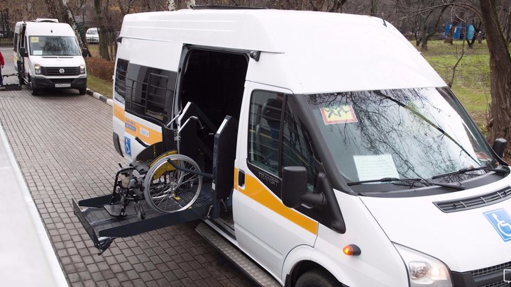 Москвичам рассказали о работе социального такси для перевозки маломобильных пассажиров