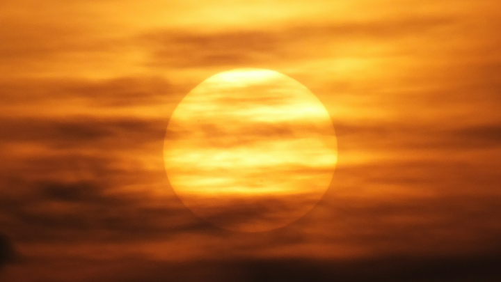 Учёные зафиксировали новую сильную вспышку на Солнце, направленную в сторону Земли