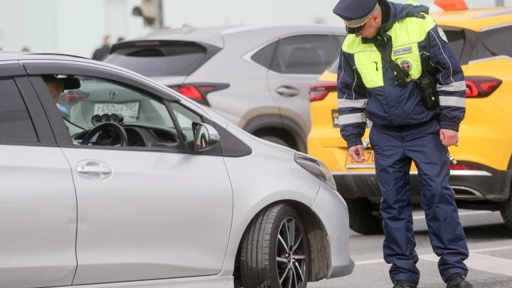 Суд запретил ввоз праворульных и гибридных автомобилей в Россию