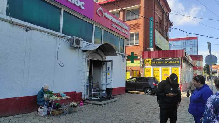 В Новосибирске загорелась аптека на улице Бориса Богаткова