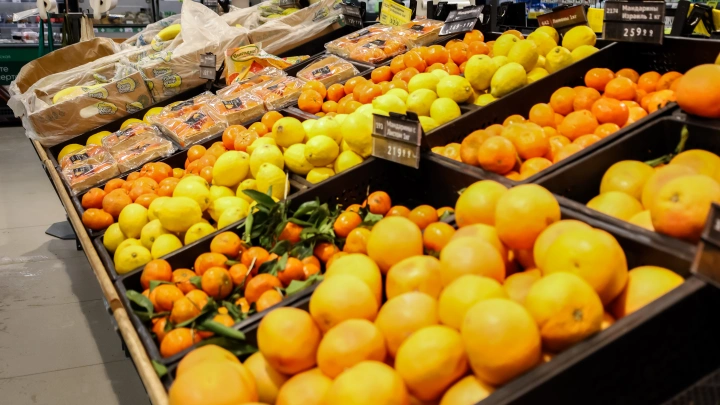 Десятки тонн фруктов застряли на складах временного хранения под Новосибирском