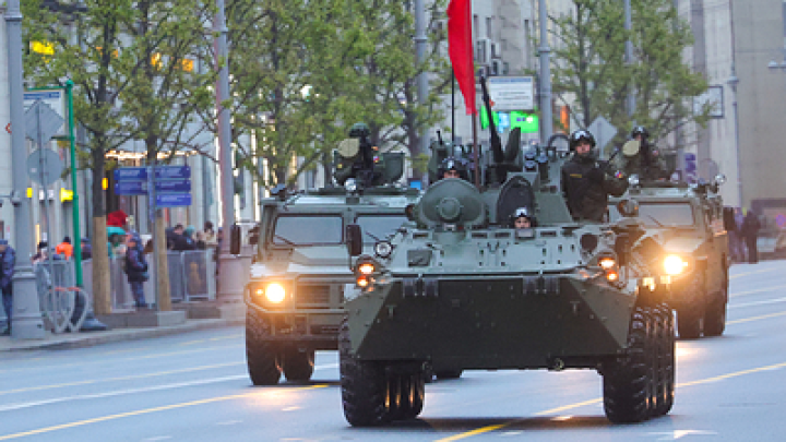 Военная техника на параде в Минске оборудована противодронными мангалами