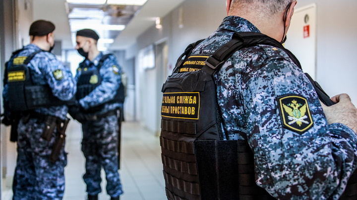 Пристав в одиночку обезвредил налетчика, ворвавшегося в суд с ножом в Свердловской области