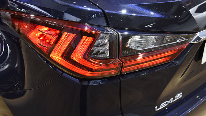 Внедорожник Lexus загорелся на Красном проспекте в Новосибирске