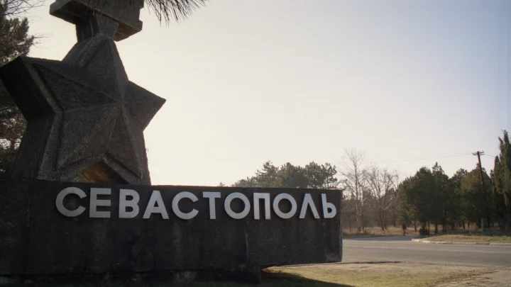 Бомба? Центр Севастополя перекрыли из-за свёртка на днище Range Rover у здания парламента