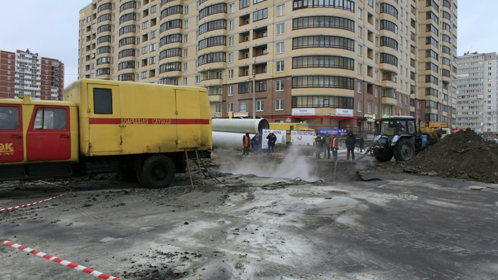 Несколько улиц в центре Екатеринбурга остались без воды из-за коммунальной аварии