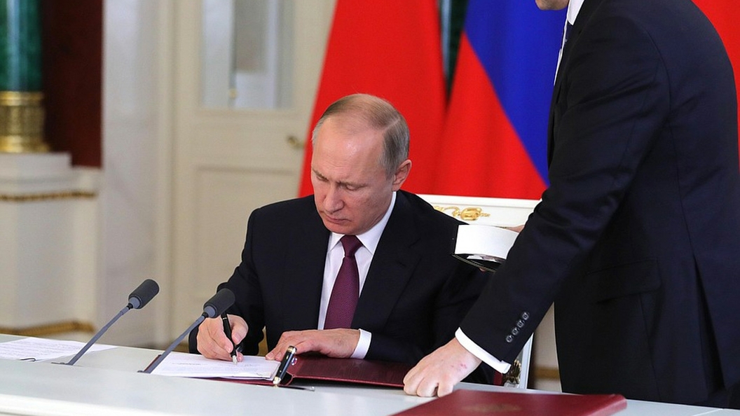 Путин обязал выплачивать компенсации обманутым дольщикам Путин обязал выплачивать компенсации обманутым дольщикам