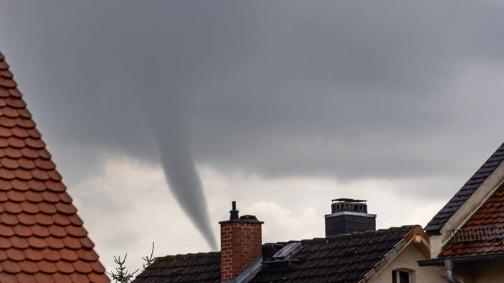 Торнадо превратил фабрику в братскую могилу для десятков людей. Всё, что осталось, попало на видео