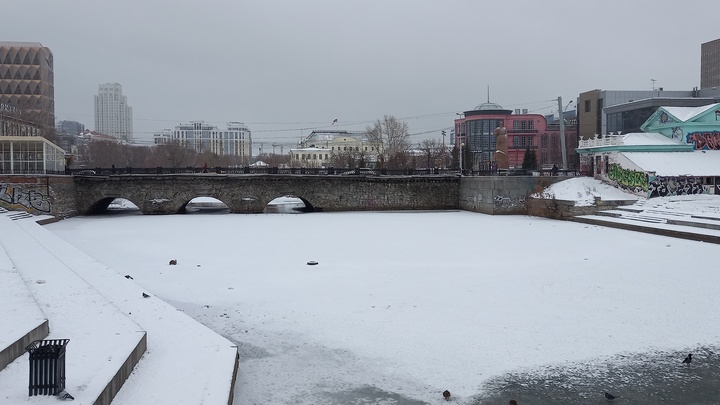 На смену первым холодам в Свердловской области движется оттепель