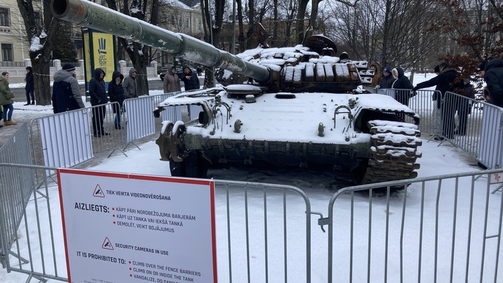 В Латвии к выставленному на позор русскому танку начали приносить цветы