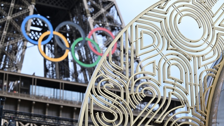 Новый скандал на Олимпиаде в Париже: Людей эвакуировали с подножия Эйфелевой башни из-за полуголого мужика