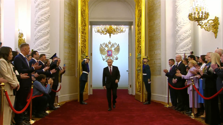 Школьный друг президента России объяснил, почему Путин подошёл к Рошалю и поцеловал Пахмутову