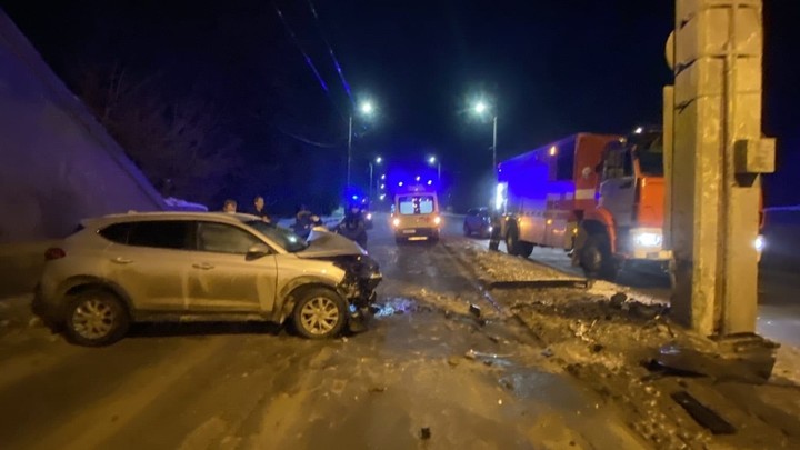 В Иванове Hyundai Tucson врезался в опору моста, водитель погиб