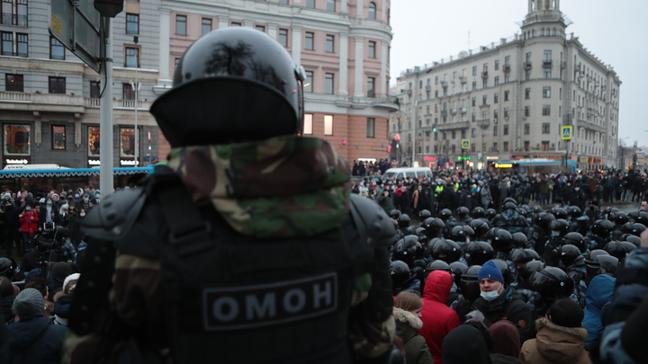 Полицейский удар в живот разобрали по деталям: Провокацию вычислили по камере