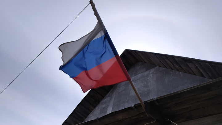 Жители Экодолья требуют справедливости под флагом России: кто ответит за воду