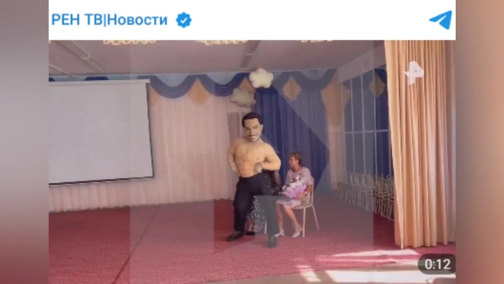 Артур Пирожков разделся до трусов перед воспитателями детского сада