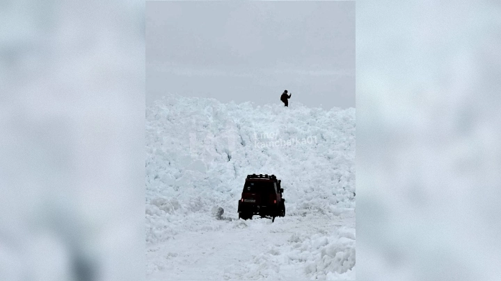 Лавина высотой с трехэтажный дом сошла на трассу на Камчатке: видео