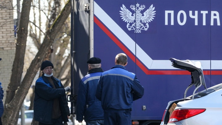 Руки дошли и до Почты России: Миллиарды рублей на ветер, а почтальону - зарплату в 20 тысяч