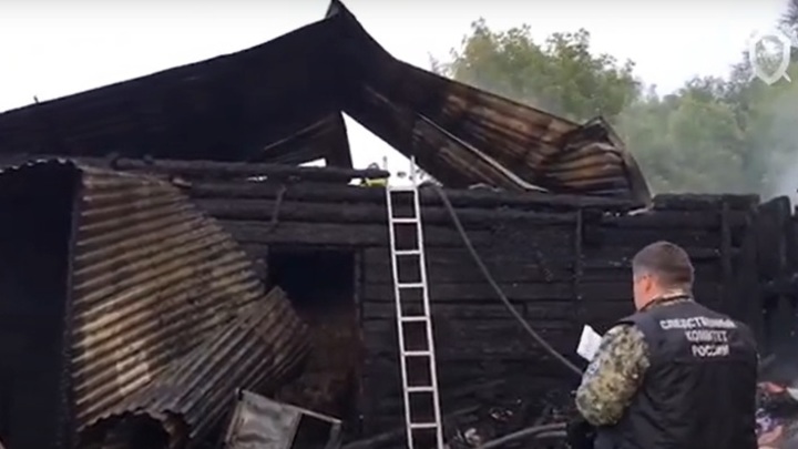 Двое взрослых и двое 8-летних детей погибли при пожаре в частном доме в Кузбассе
