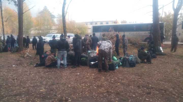 Жгли костры и ночевали на улице: Что происходит около военного училища в Академгородке Новосибирска