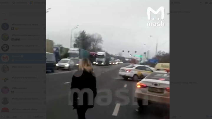 Трасса М-7 в Ногинске полностью перегорожена из-за столкновения двух фур