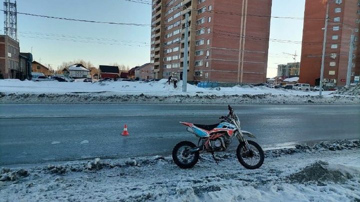 В Новосибирске подросток попал в ДТП на питбайке
