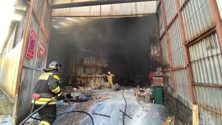 В Сочи на территории склада сгорел ангар, жертв нет