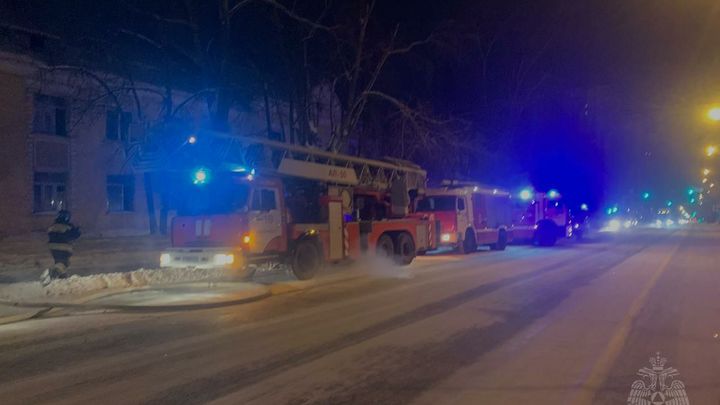 15 человек эвакуировали из горящего старого дома на Шефской в Екатеринбурге