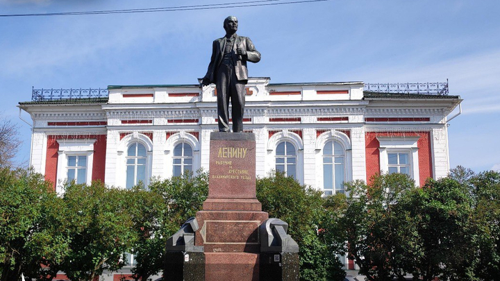 Почему памятнику Ленина на Соборной опустили руку и его рисует Рублев: памятник установлен 5 июля