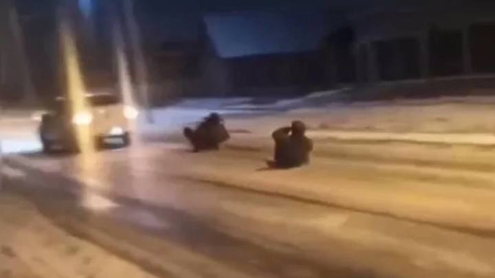 На Кубани водителю, прокатившему людей на привязанных к машине ледянках, выписали штраф