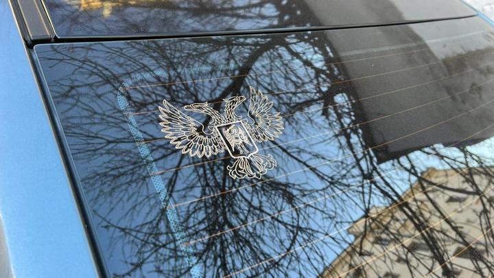 Над авто биографа Путина дерзко надругались в центре Москвы: Очень аккуратненько срезали