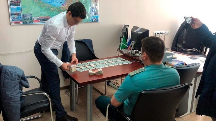 В Петербурге за взятку в миллион рублей задержали начальника поста Балтийской таможни