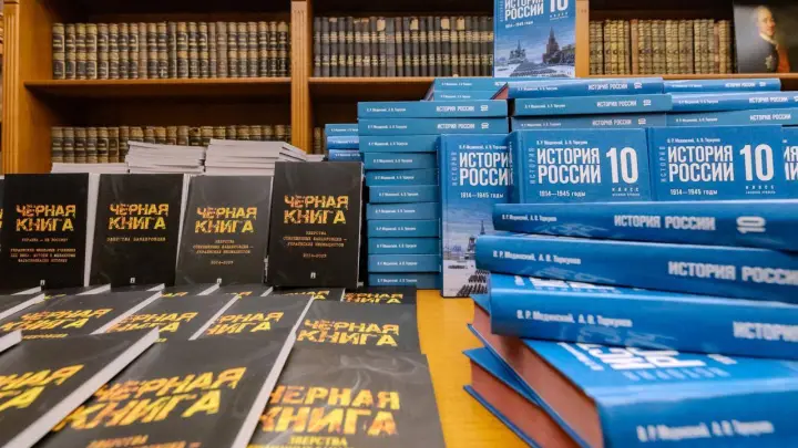 Проведут время с пользой: украинским военнопленным выдают учебники истории Мединского