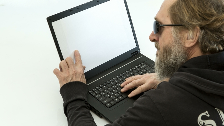 Читинец среди бела дня украл тысячу рублей и ноутбук из театра