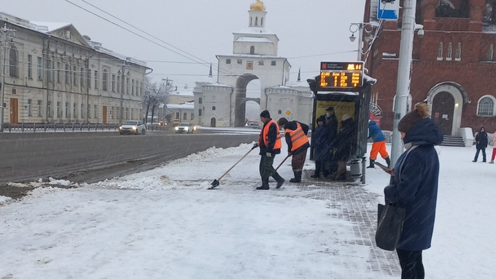 В выходные Владимир от снега расчищали 63 дворника и 42 единицы спецтехники