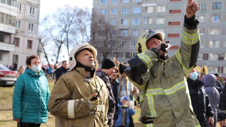Больше 50 человек спасли пожарные из горящей многоэтажки в Кемерове