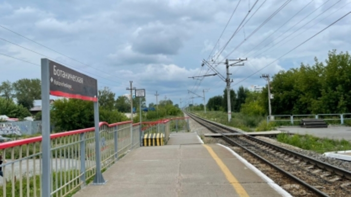В Екатеринбурге поезд смертельно травмировал молодого мужчину
