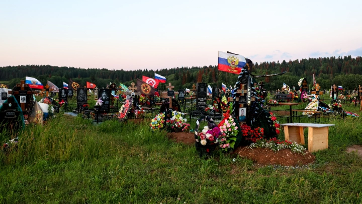 Священник рассказал как ухаживать за могилой не нарушая православных обычаев